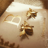 Aretes de abeja pequeña vista detallada